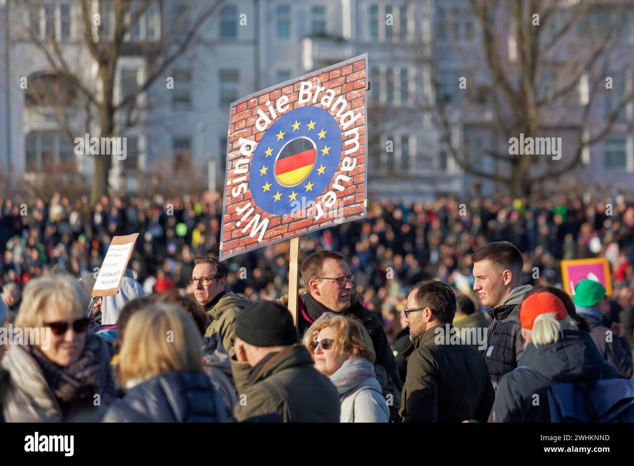 Striscione con l'iscrizione Wir sind die Brandmauer, grande manifestazione contro l'estremismo di destra e AfD il 27 gennaio 2024 a Duesseldorf Foto Stock