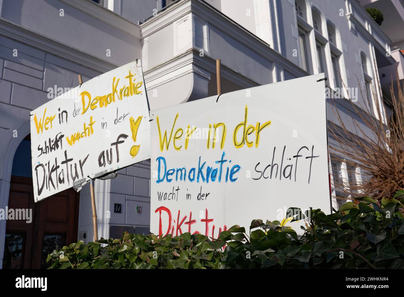 Striscione, coloro che dormono in democrazia si svegliano nella dittatura, manifestano contro l’estremismo di destra e l’AfD il 27 gennaio 2024 a Duesseldorf Foto Stock
