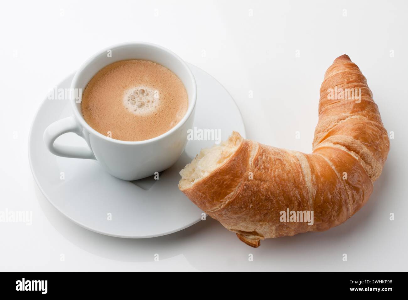 Croissant e caffè per colazione, tazza di caffè Foto Stock