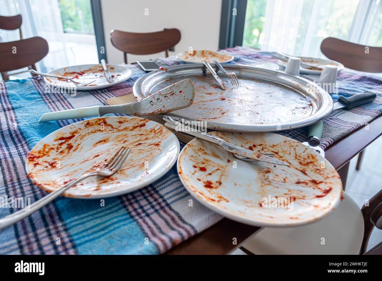 prima colazione con piatti sporchi e vuoti tabella Foto Stock