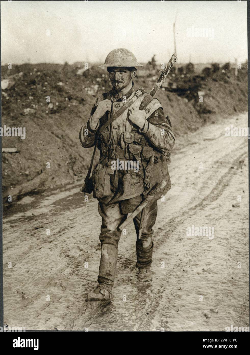 Soldato Donald Johnston McKinnon, plotone n. 7, 73rd Battalion, Canadian Army, di ritorno dalla prima linea in Francia. Immagini delle forze canadesi nella prima guerra mondiale Francia/1 marzo 1917 Foto Stock