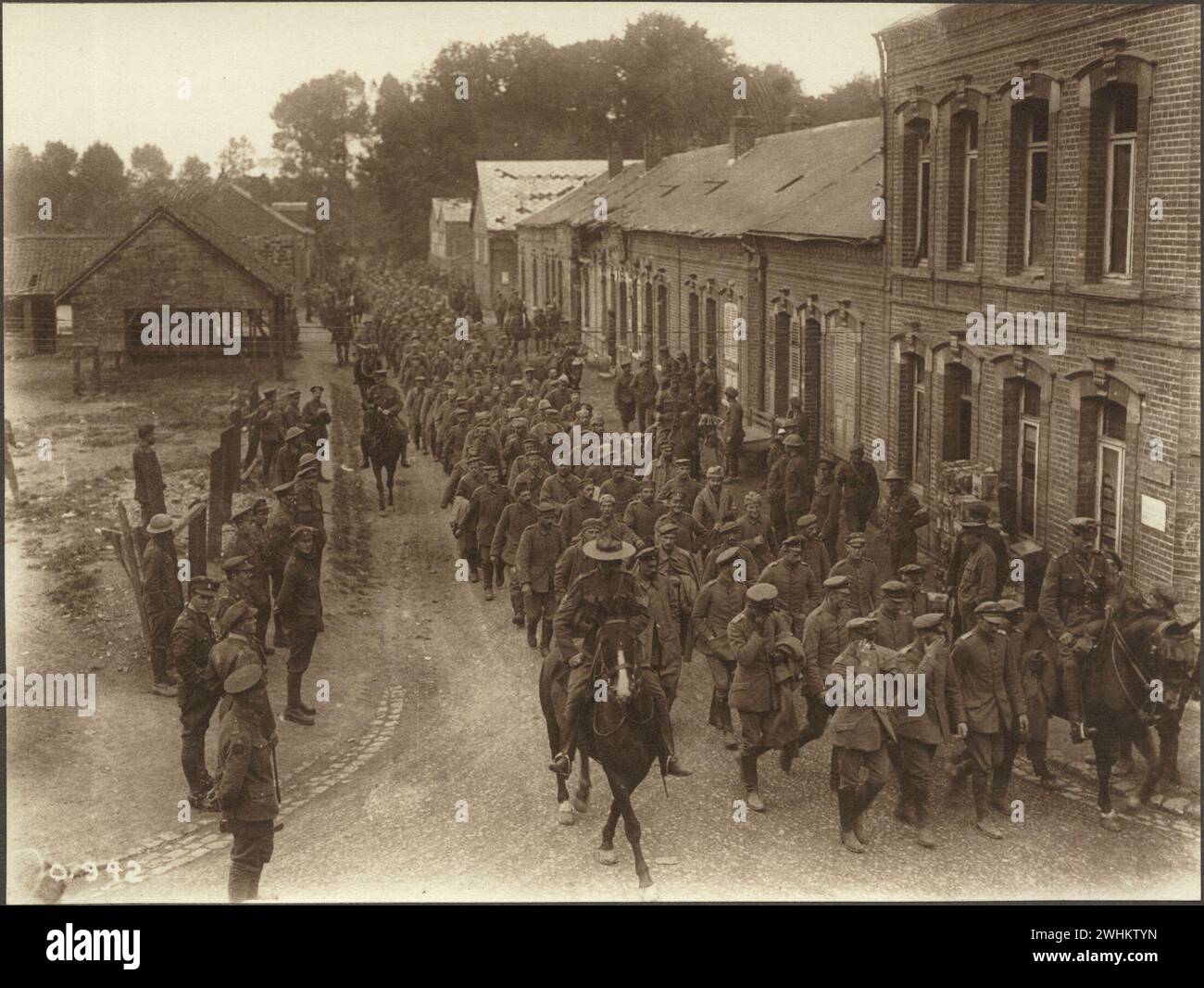 Lungo dossier di prigionieri tedeschi presi dai canadesi sulla somme che vengono scortati nelle gabbie dei prigionieri dalla polizia militare canadese. Immagini delle forze canadesi nella prima guerra mondiale Francia 1916 Foto Stock