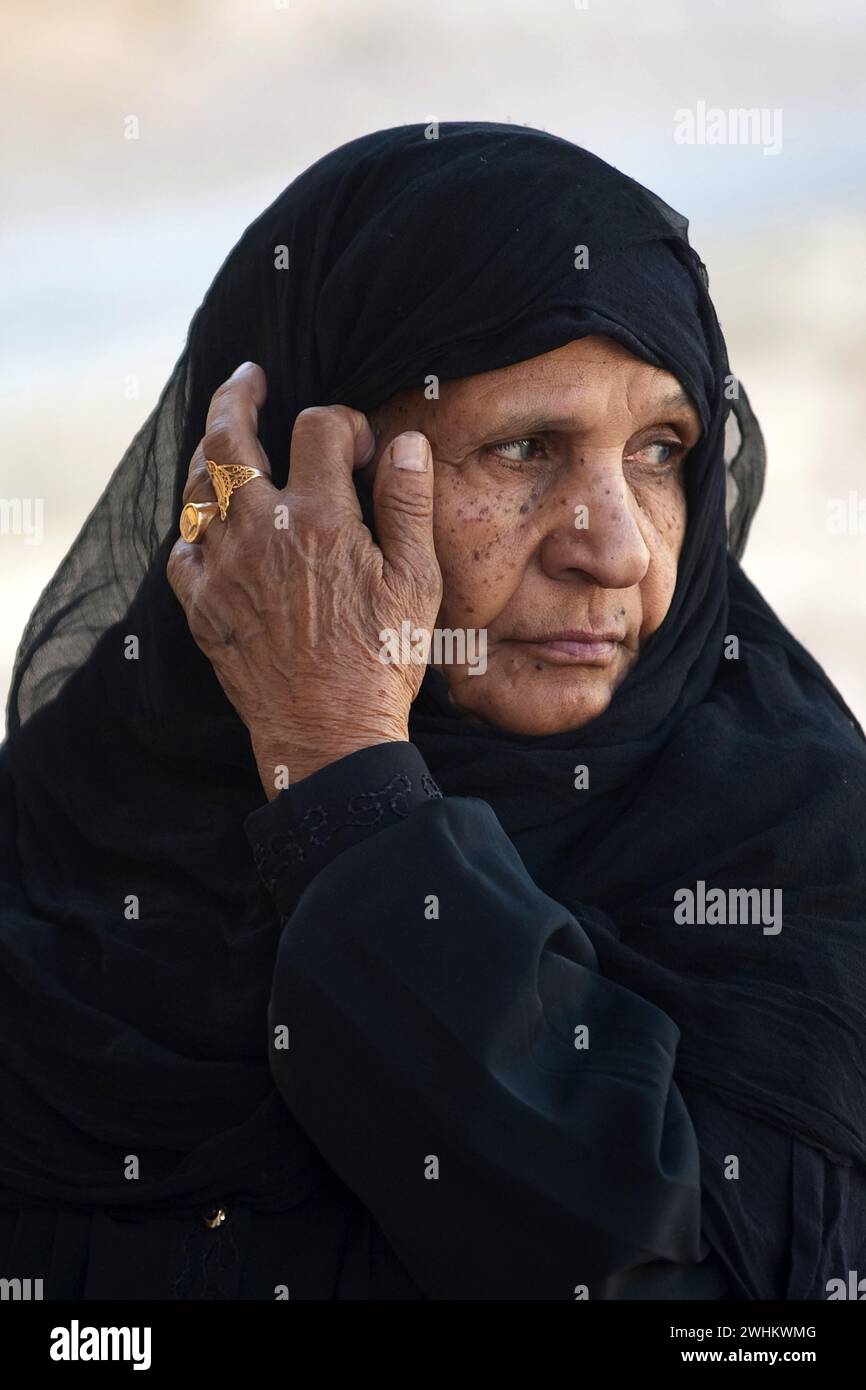 Medio Oriente, Egitto, egiziano, arabo, donna araba, ritratto, seduta, tempio, Kom Ombo, Kom Ombo, Kom Ombo, Egitto Foto Stock