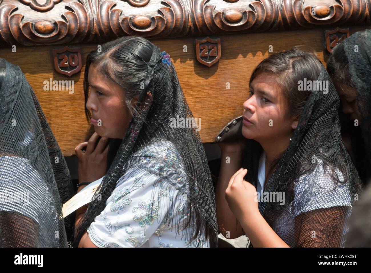 Antigua, Guatemala. Semana Santa (settimana Santa). Donne che portano un Anda (Float) in una Processione religiosa. Foto Stock