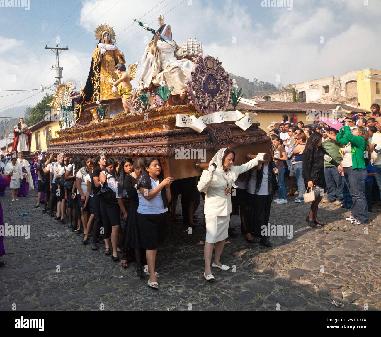 Antigua, Guatemala. Semana Santa (settimana Santa). Donne che portano un Anda (galleggiante) con la Vergine Maria in una Processione religiosa. Foto Stock