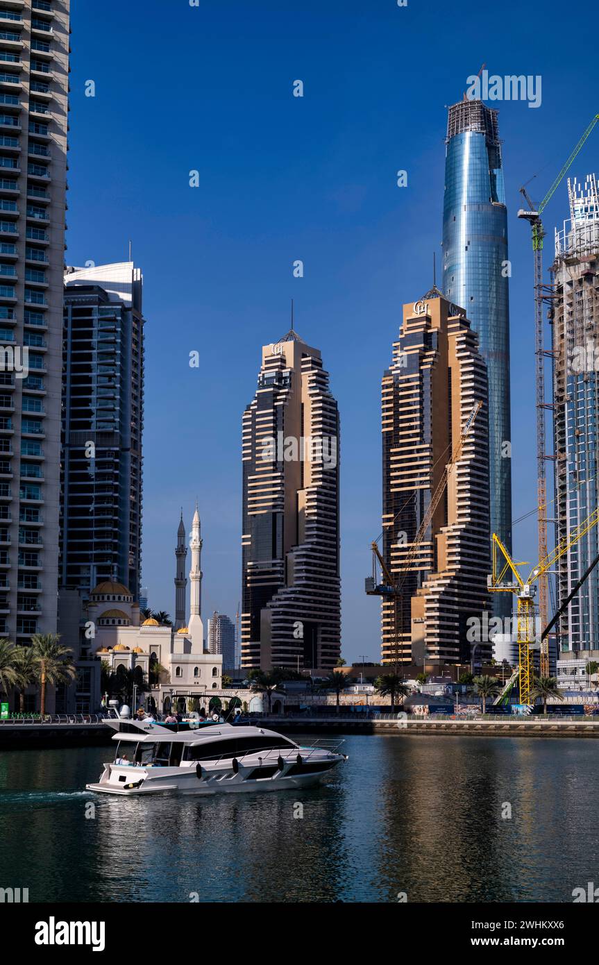 Yacht, moschea, skyline, Marina di Dubai, Dubai, Emirati Arabi Uniti, VAR Foto Stock