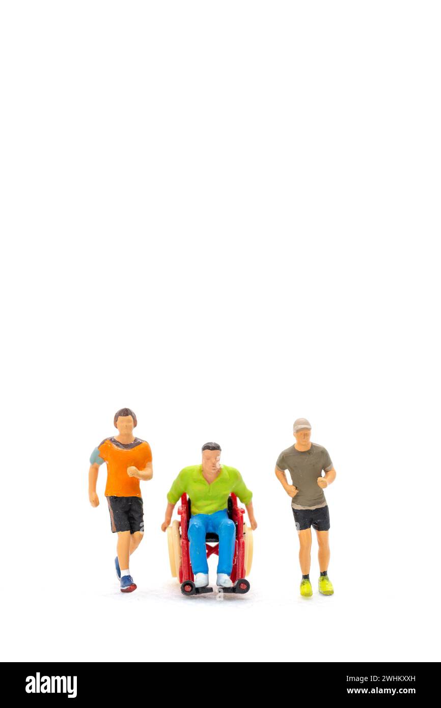 Persone in miniatura disabili amici felici che si divertono insieme Foto Stock