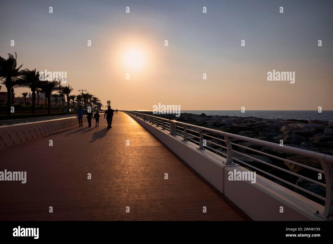 Tramonto, camminatore, passeggiata sul lungomare, lungomare, Palm Jumeirah, Dubai, Emirati Arabi Uniti, VAR Foto Stock