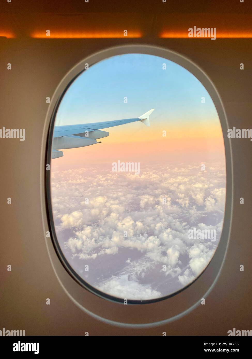 Vista dalla finestra dell'aereo, dall'oblò, dalla compagnia aerea Emirates, dall'Airbus A380-800, dal tramonto sulle nuvole, Dubai, Emirati Arabi Uniti, VAR Foto Stock