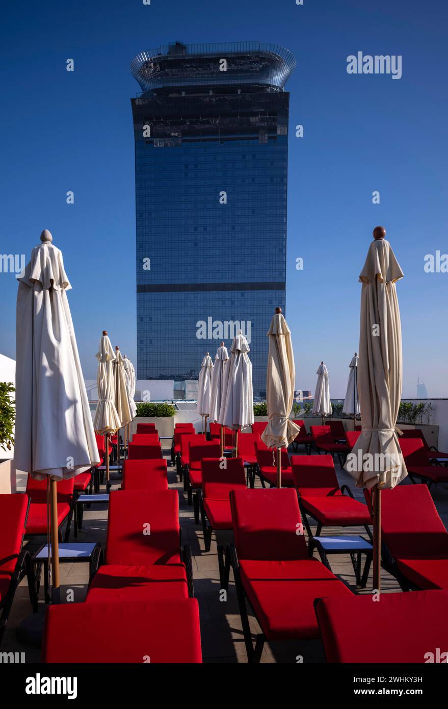 Sedie a sdraio, ombrelloni, vista dal Rooftop Terrace Hotel NH Collection The Palm all'Hotel St. Regis, The View at the Palm, Palm Jumeirah, Dubai, United Foto Stock