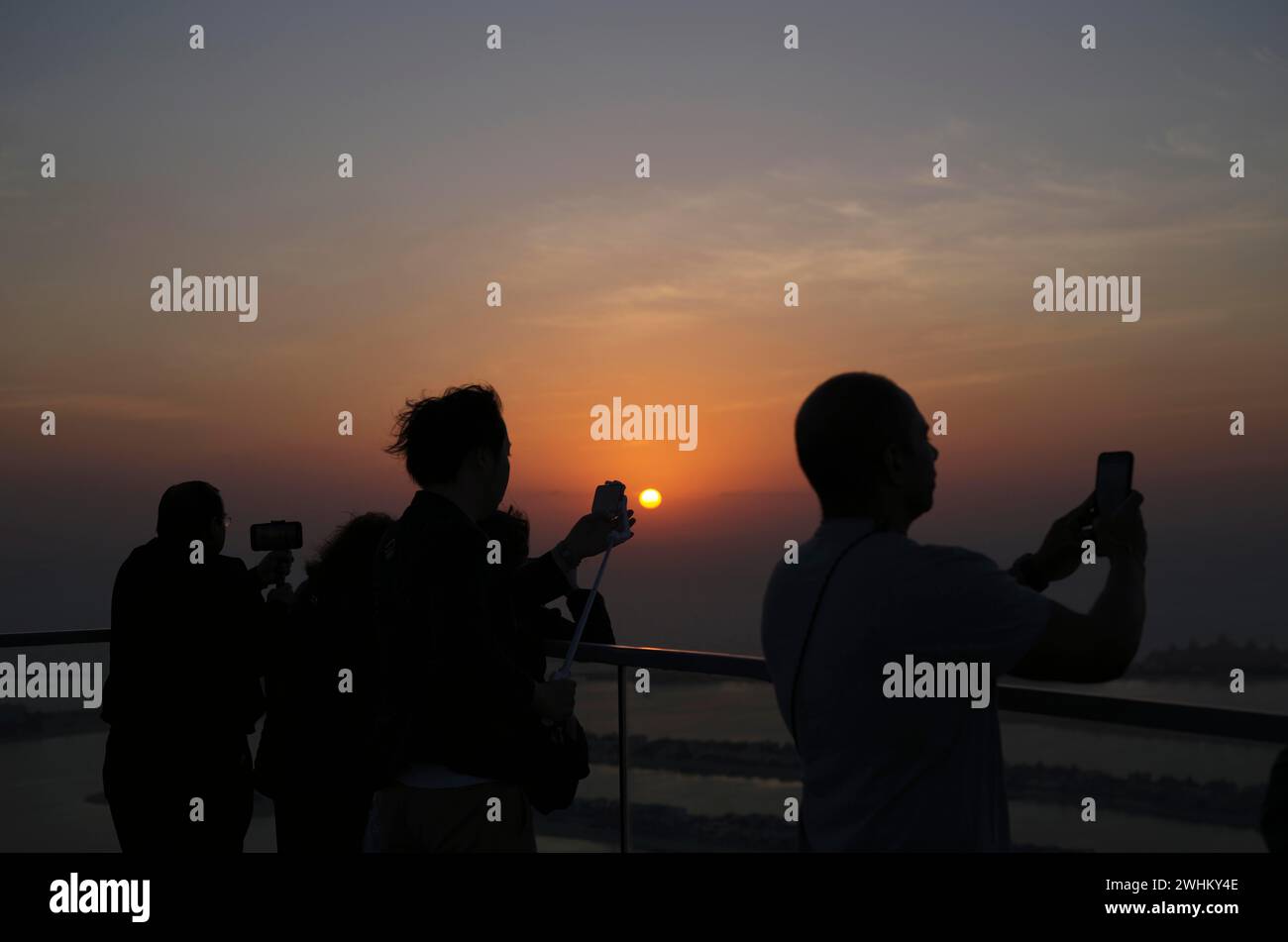 I turisti scattano selfie con smartphone, bastone per selfie, The View at the Palm, Palm Jumeirah, tramonto, atmosfera serale, Dubai, Emirati Arabi Uniti, VAR Foto Stock