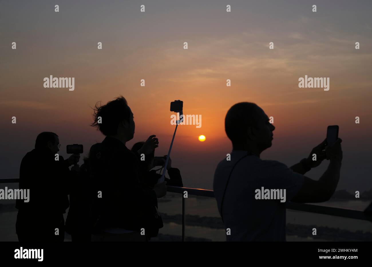 I turisti scattano selfie con smartphone, bastone per selfie, The View at the Palm, Palm Jumeirah, tramonto, atmosfera serale, Dubai, Emirati Arabi Uniti, VAR Foto Stock