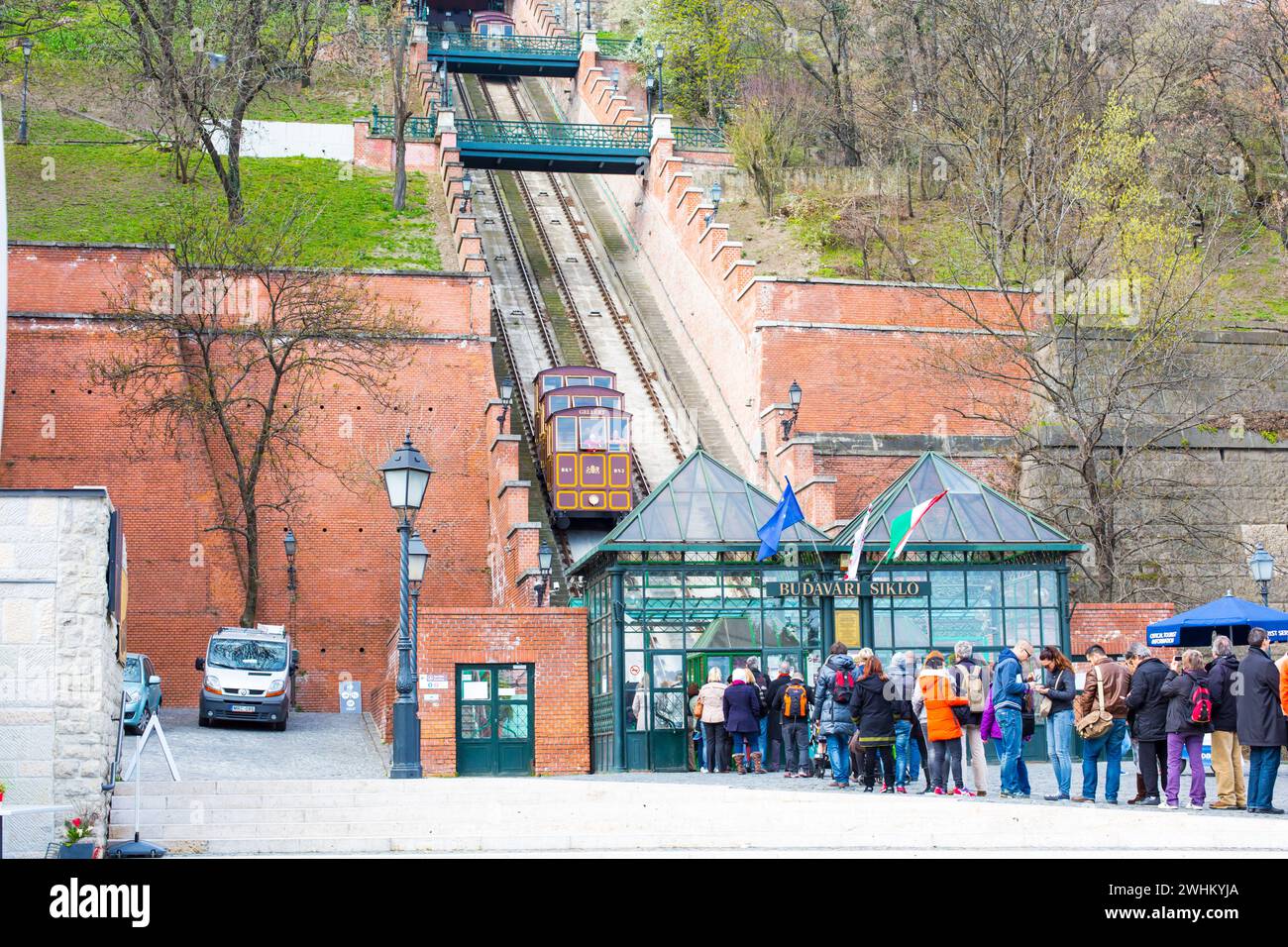 I turisti in coda aspettano la funivia di Gellert, Budapest Foto Stock