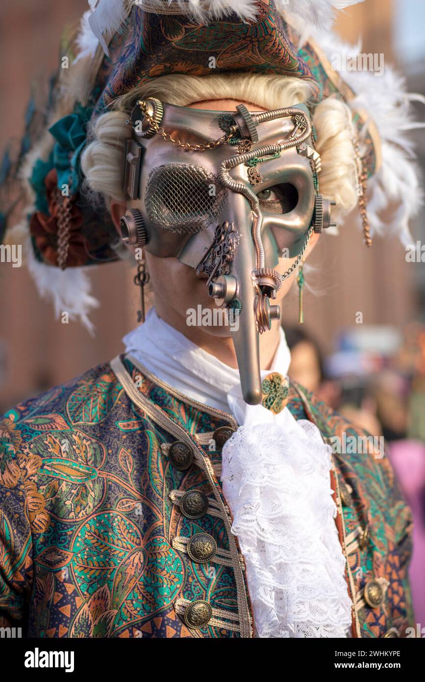 Sia la gente del posto che i visitatori indossano costumi per il famoso e tradizionale Carnevale di Venezia Foto Stock