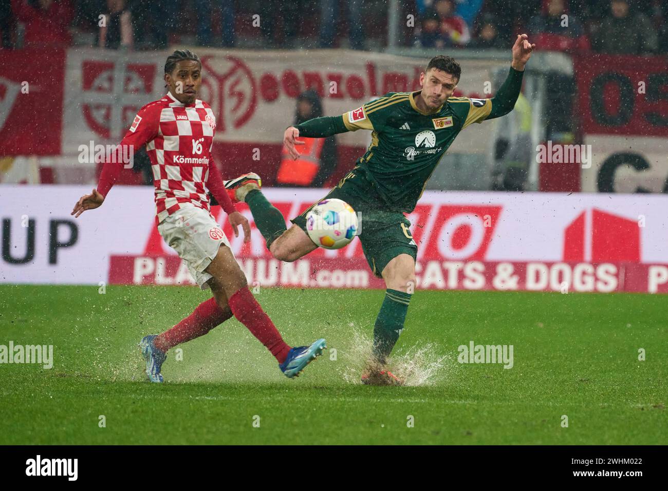 Partita di recupero Bundesliga Mainz 05-Union Berlin alla MEWA Arena di Magonza. Leandro Barreiro (l) di Magonza e Robin Gosens di Berlino combattono per la Foto Stock