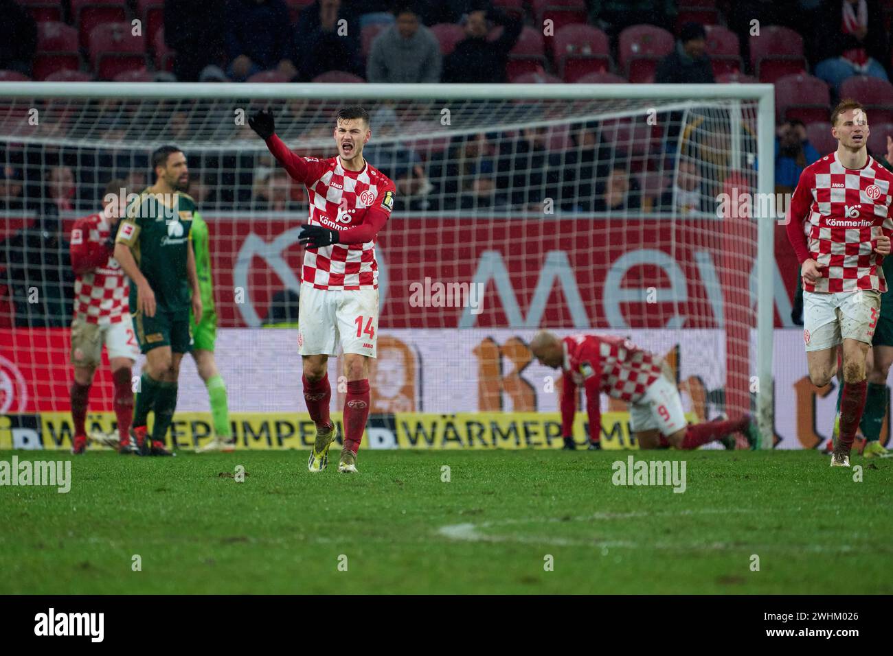 Partita di recupero della Bundesliga Mainz 05-Union Berlin alla MEWA-Arena di Magonza. Tom Krauss di Mainz reagisce dopo un colpo mancato in porta. Magonza Foto Stock