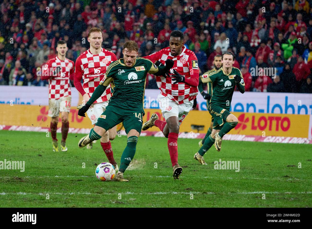 Partita di recupero Bundesliga tra Magonza 05 e Union Berlin alla MEWA Arena di Magonza. Yorbe Vertessen (l) di Berlino e Edimilson Fernandes di Magonza Foto Stock