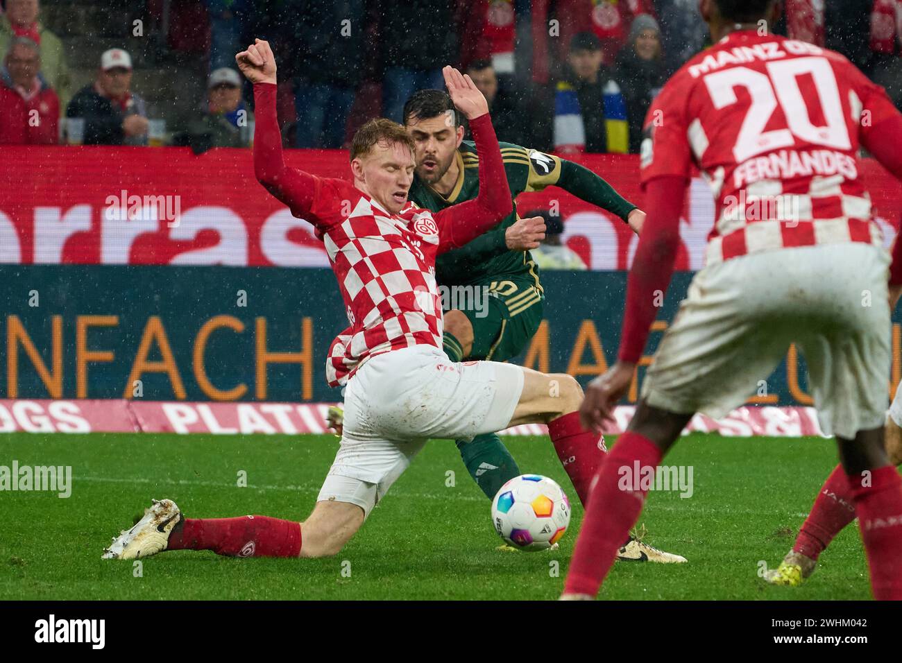 Partita di recupero della Bundesliga Mainz 05-Union Berlin alla MEWA Arena di Magonza. Sepp van den Berg (l) di Magonza e la battaglia di Kevin Volland di Berlino Foto Stock
