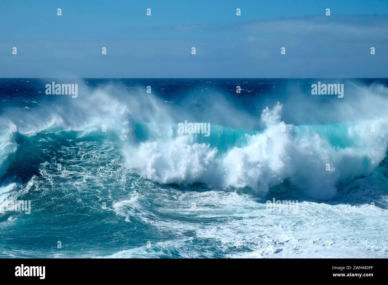 Onde, mare che sgorga Foto Stock