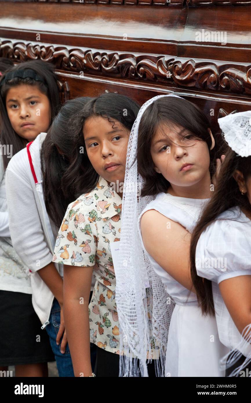 Antigua, Guatemala. Semana Santa (settimana Santa). Giovani ragazze che portano un'Anda (float) della Vergine Maria in una processione religiosa. Foto Stock