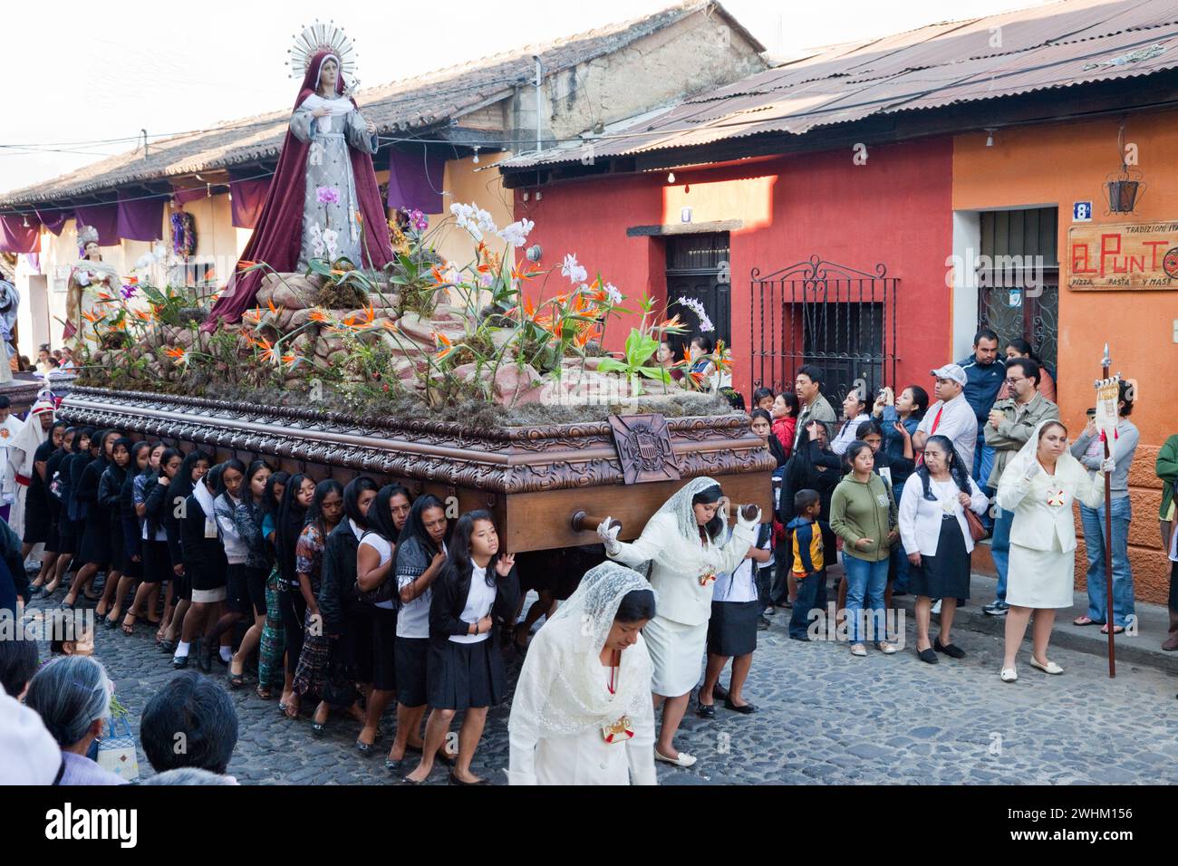Antigua, Guatemala. Semana Santa (settimana Santa). Le donne portano un Anda (galleggiante) con la Vergine Maria in una Processione religiosa. Foto Stock