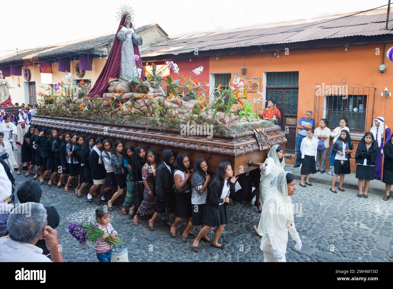 Antigua, Guatemala. Semana Santa (settimana Santa). Le donne portano un Anda (galleggiante) con la Vergine Maria in una Processione religiosa. Foto Stock