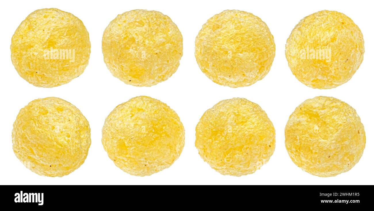 Sfere di mais isolate su sfondo bianco con percorso di ritaglio Foto Stock