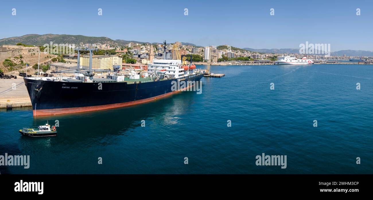 Nave da carico nel porto di Palma Foto Stock