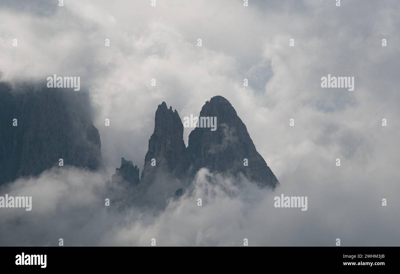 Il paesaggio roccioso nuvoloso e tortuoso della montagna all'alba. Foto Stock