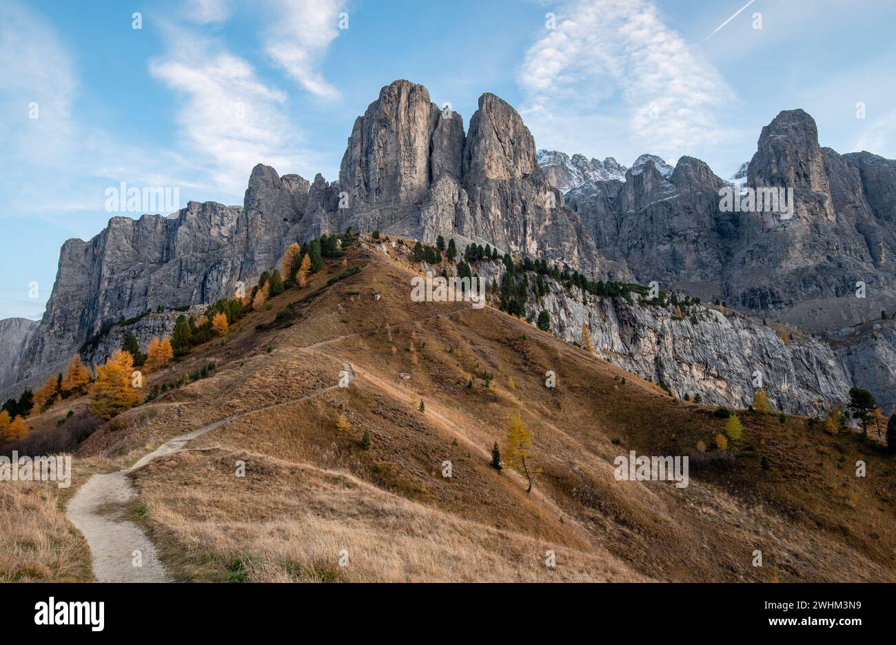 Paesaggio montano delle dolomiti rocciose. Passo Gardena alto Adige in Italia. Foto Stock