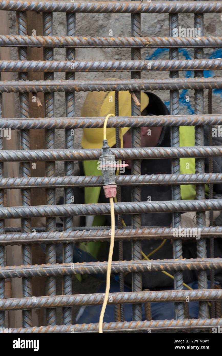 Operaio edile e cemento armato Foto Stock