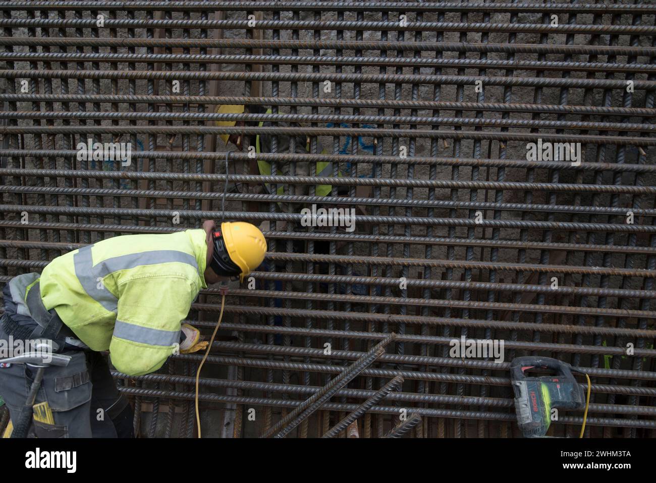 Operaio edile e cemento armato Foto Stock