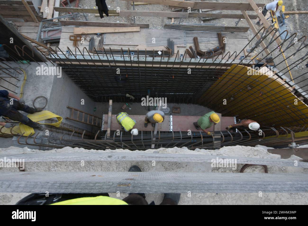 Operaio edile e cemento armato Foto Stock