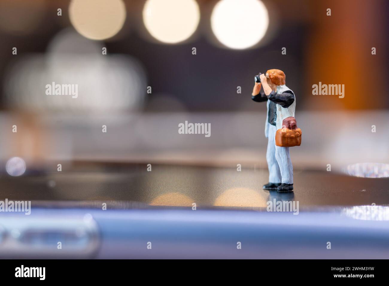 Fotografia di persone in miniatura con fotocamera e spazio per copiare il testo Foto Stock