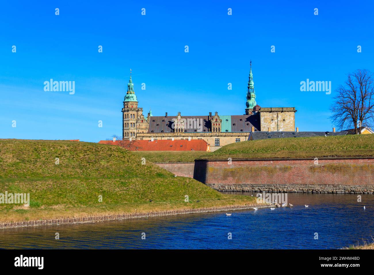 Veduta del Castello di Kronborg e dello stretto di Oresund a Helsingor (Elsinore), Danimarca Foto Stock