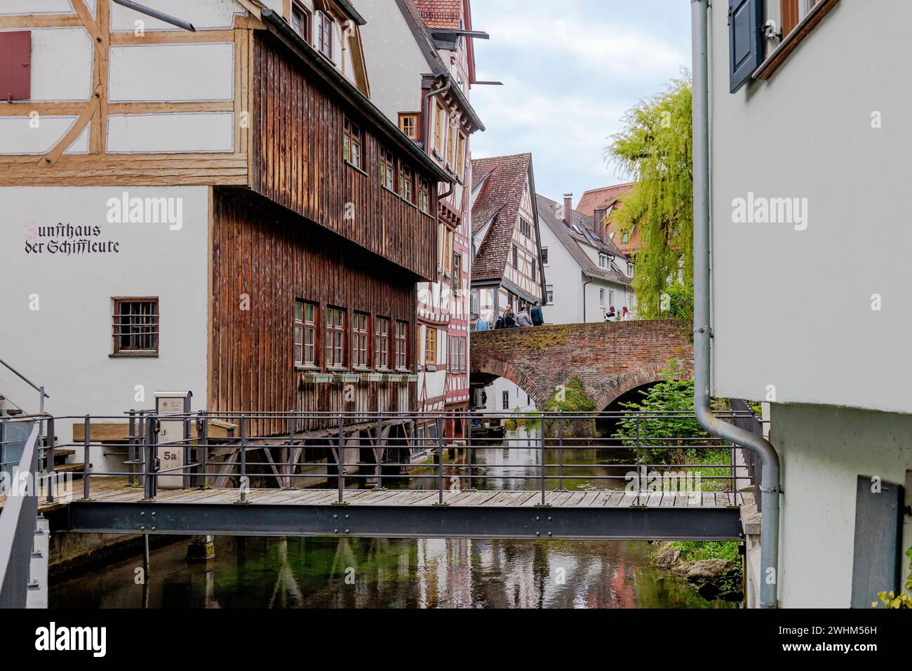 Quartiere dei pescatori di Ulm, casa delle corporazioni e ponti sul fiume Blau, Germania Foto Stock