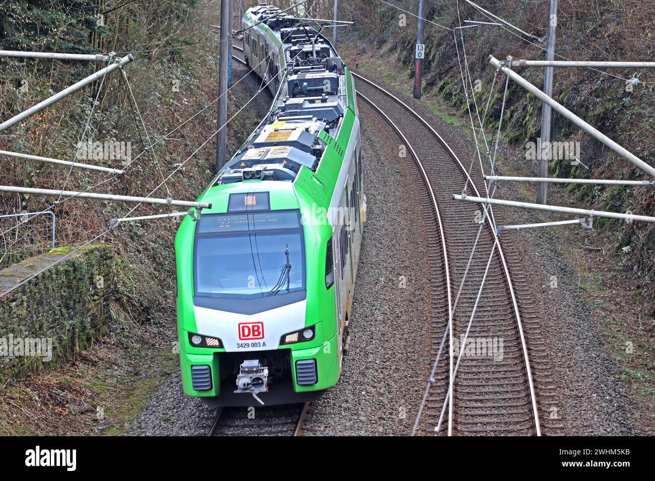 S-Bahn Rhein/Ruhr Linie S9 die S9 der DB-Regio S-Bahn Rhein/Ruhr durchfährt einen landschaftlich attraktiven Bereich im Raum Velbert. Velbert Nordrhein-Westfalen Deutschland *** S Bahn Rhein Ruhr Line S9 la S9 della DB Regio S Bahn Rhein Ruhr attraversa un'area panoramica nella regione Velbert Velbert della Renania settentrionale-Vestfalia Germania Foto Stock