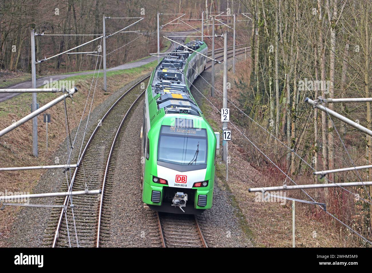 S-Bahn Rhein/Ruhr Linie S9 die S9 der DB-Regio S-Bahn Rhein/Ruhr durchfährt einen landschaftlich attraktiven Bereich im Raum Velbert. Velbert Nordrhein-Westfalen Deutschland *** S Bahn Rhein Ruhr Line S9 la S9 della DB Regio S Bahn Rhein Ruhr attraversa un'area panoramica nella regione Velbert Velbert della Renania settentrionale-Vestfalia Germania Foto Stock
