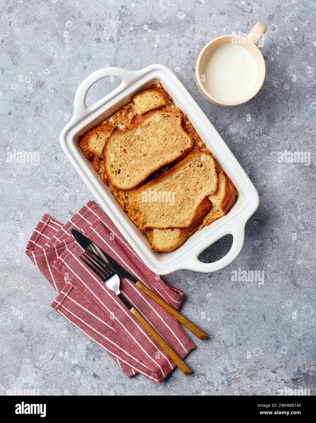 Pane budino casseruola per la colazione a base di pane di grano, uova, latte e mele grattugiate Foto Stock