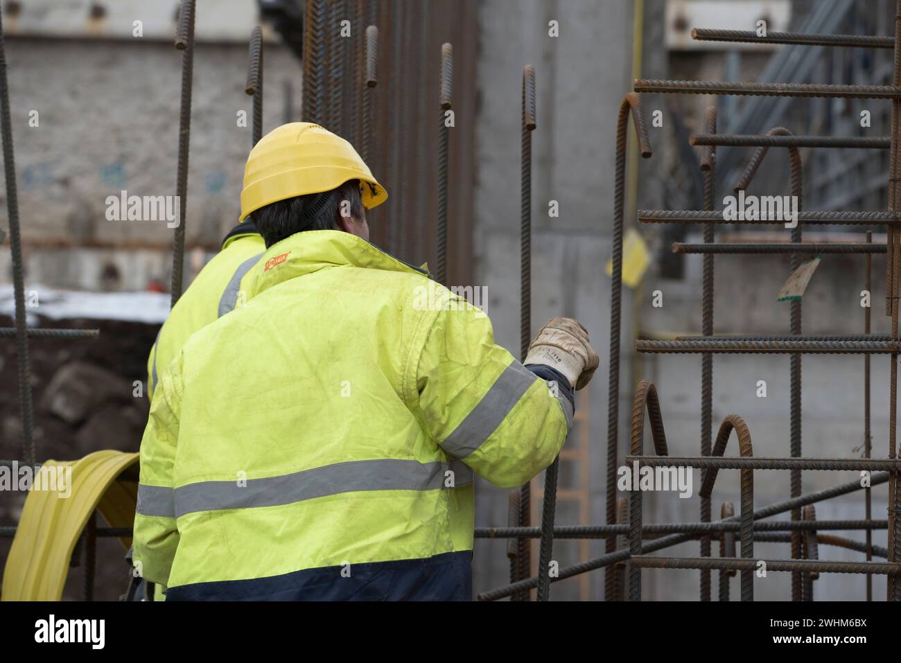 Operaio edile e cemento armato Foto Stock