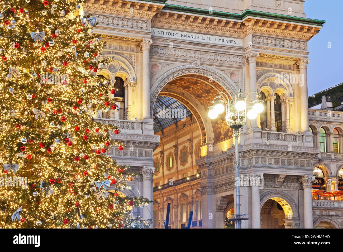 Albero di Natale e decorazioni natalizie presso la Galleria Vittorio Emanuele II in Piazza del Duomo di Milano, Piemonte, Italia, Europa. Foto Stock