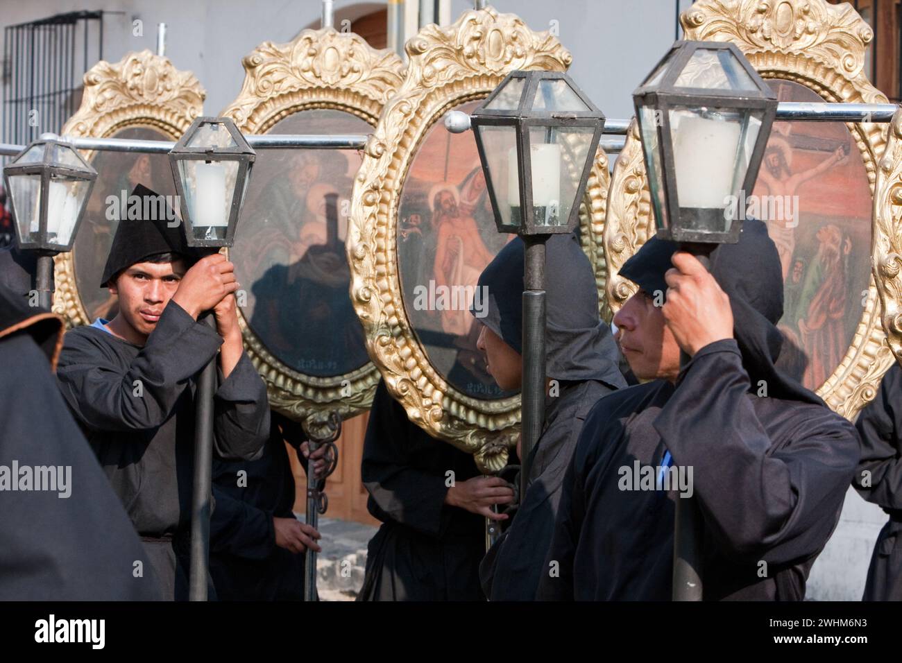 Antigua, Guatemala. Sabato Santo. Nazareno che porta immagini delle stazioni della Croce nella Processione della Vergine della solitudine (Virgen de S. Foto Stock