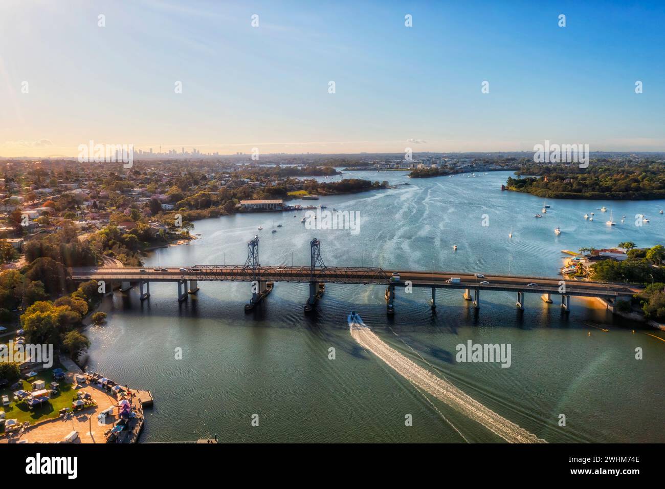 Fiume Parramatta al ponte Ryde della città di Ryde - veduta aerea verso il CBD della città di Sydney. Foto Stock
