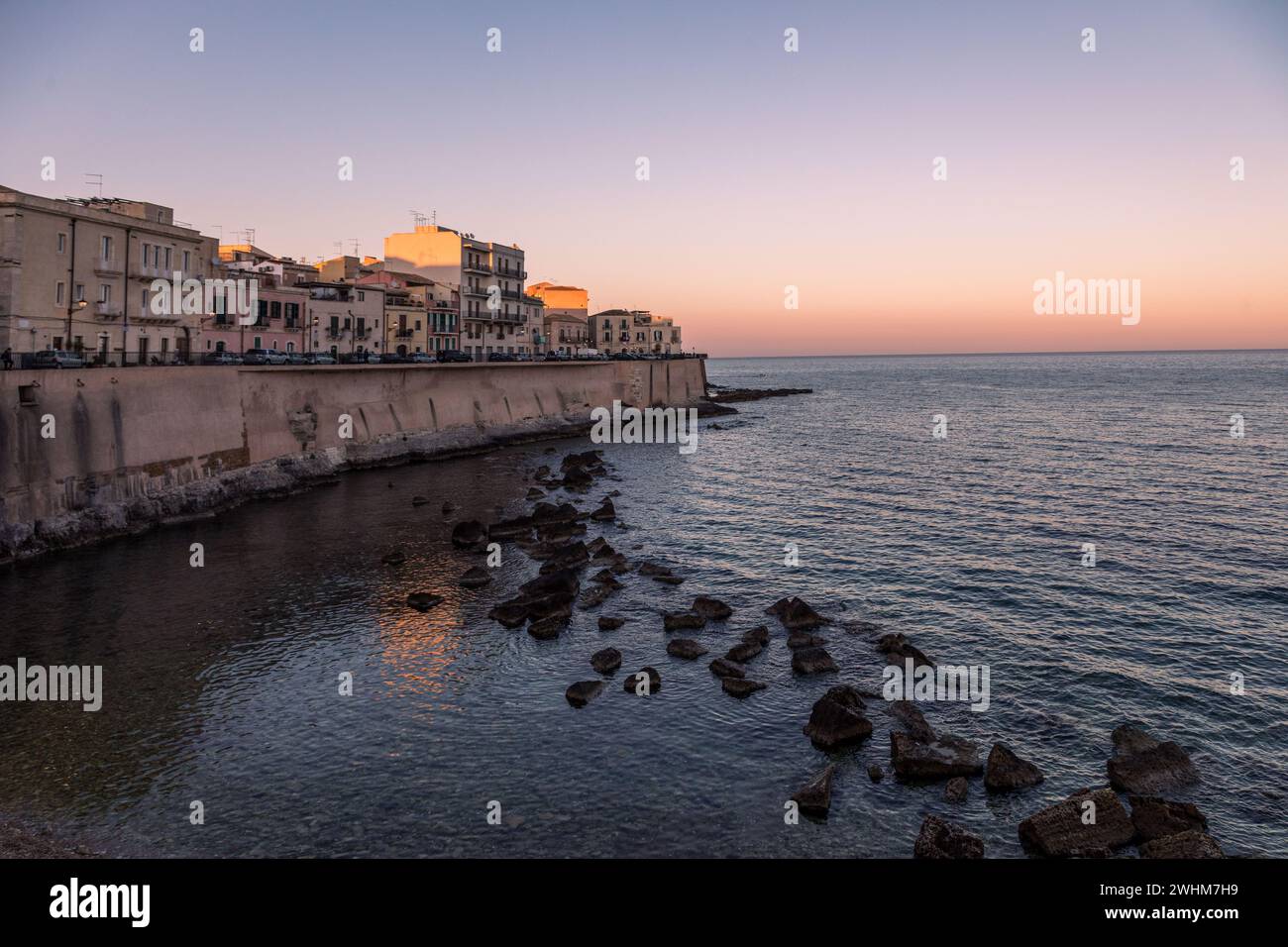 Tramonto lungomare d'Ortiga, Siracusa Sicilia Italia Foto Stock