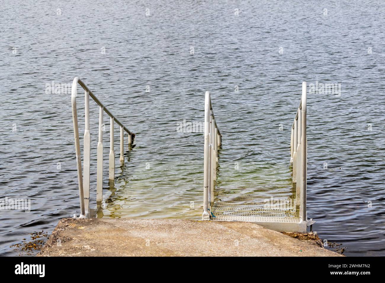 Rampa per disabili che va in mare per nuotare. Girato in Svezia, Scandinavia Foto Stock