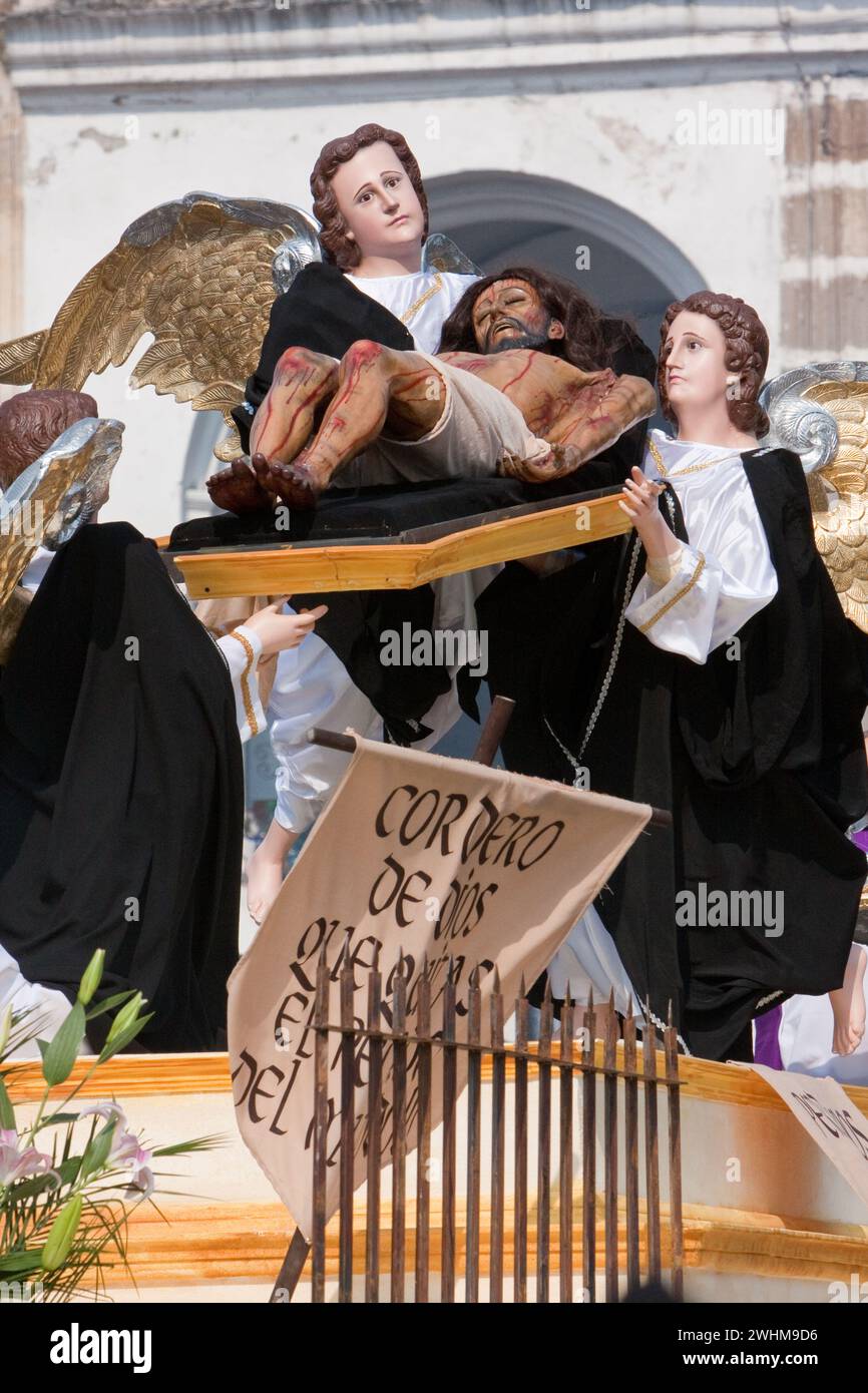 Antigua, Guatemala. Processione del venerdì Santo. Angeli che accompagnano Cristo dopo la Crocifissione, El Señor Sepultado. Foto Stock