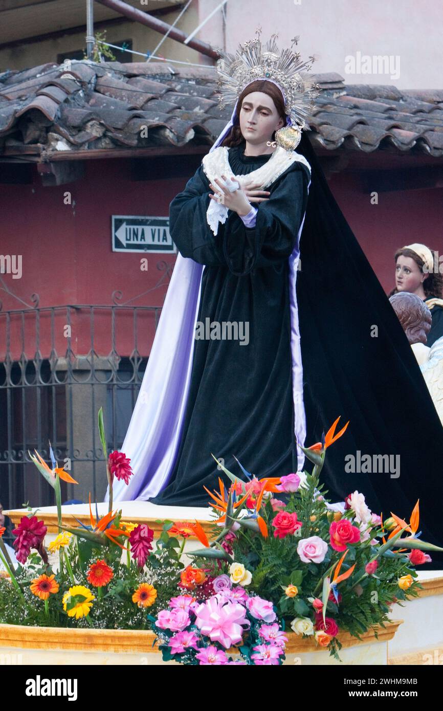 Antigua, Guatemala. Galleggiare con la Vergine Maria, Processione religiosa del venerdì Santo, settimana Santa, la Semana Santa. Foto Stock