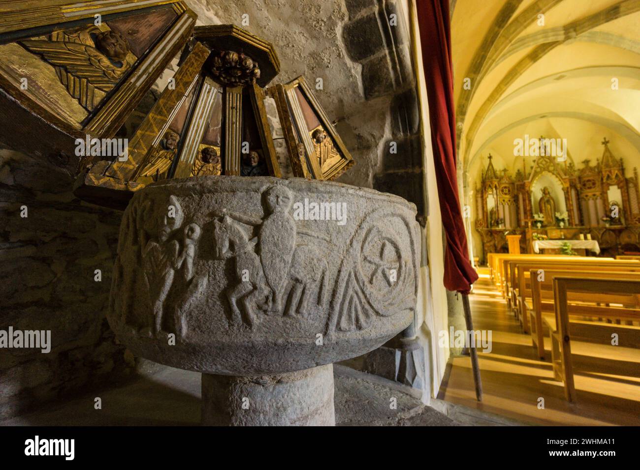 Fonte battesimale romanica Foto Stock