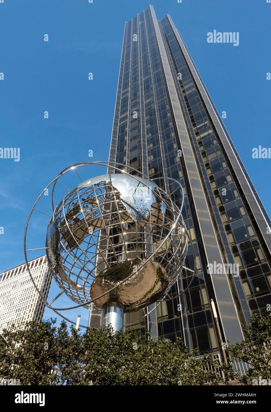 Trump International Hotel and Tower con Globe al Columbus Circle, New York, USA Foto Stock
