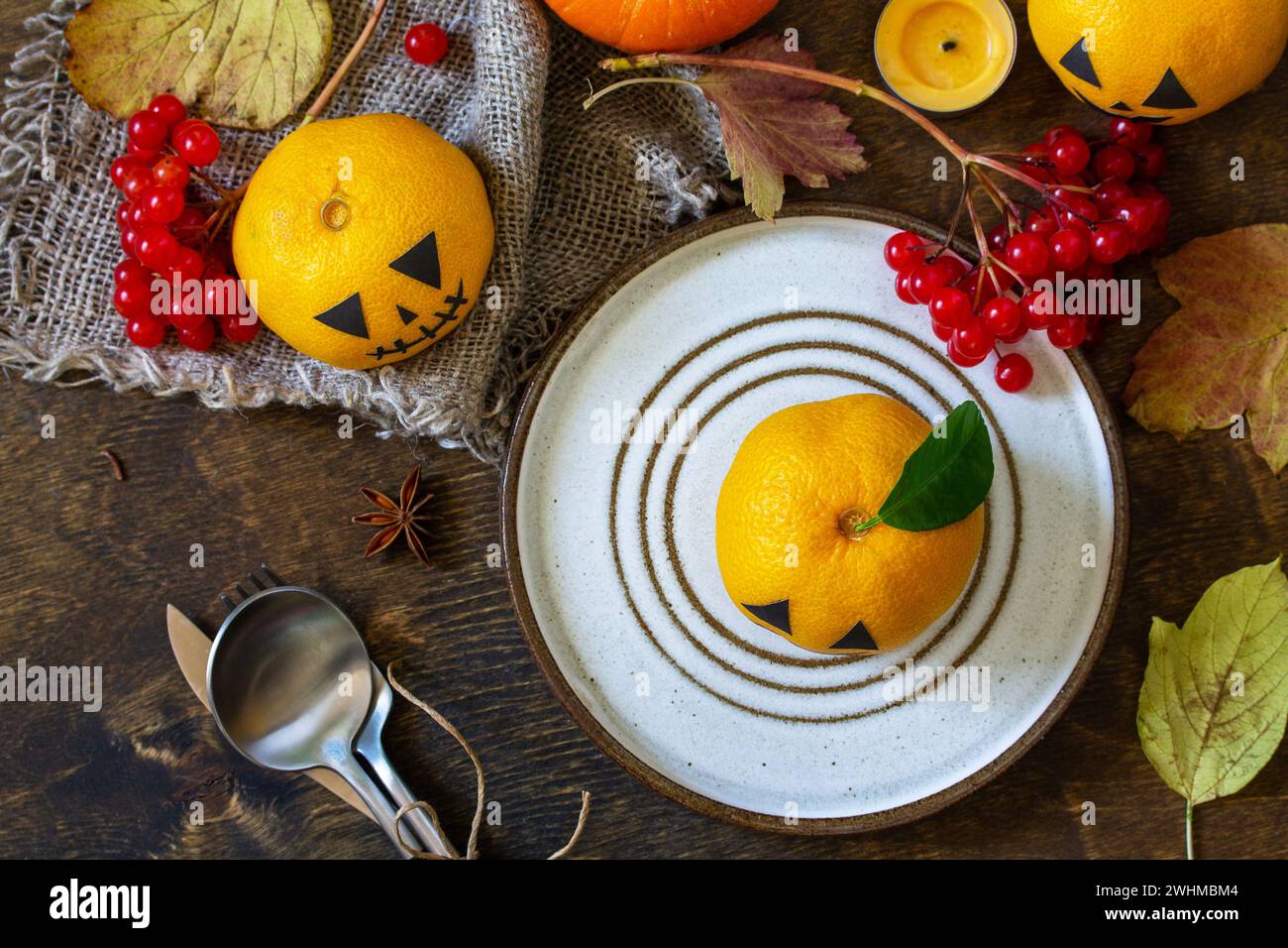 Festa di decorazione di Halloween giorno. Tavolo in legno di Halloween con zucche e tangerini. Vista dall'alto sfondo piatto. Foto Stock